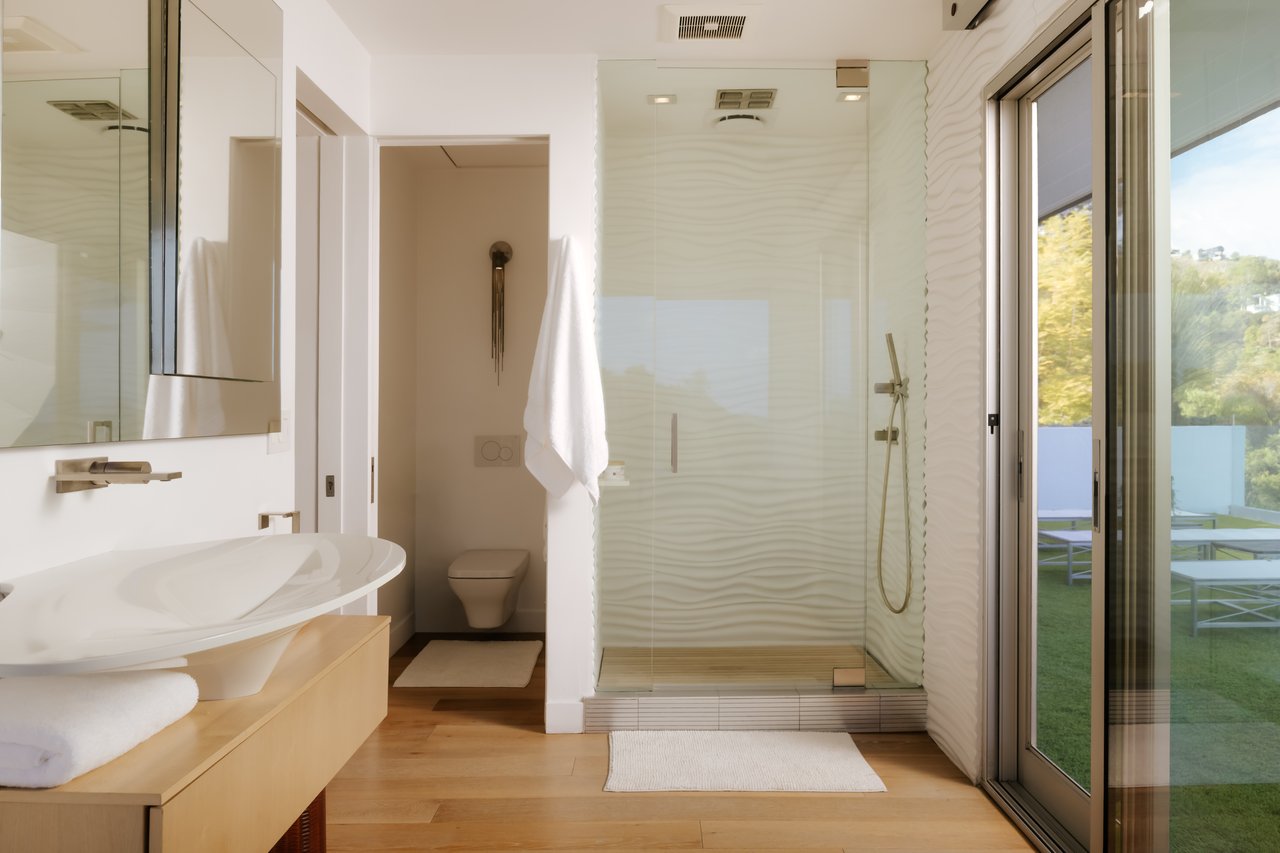 2402 Carman Crest Dr