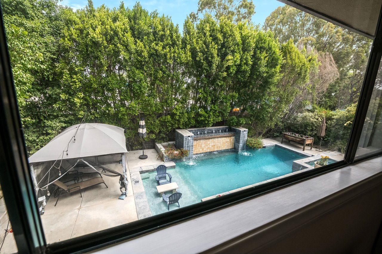 24417 Clipstone St, Woodland Hills 