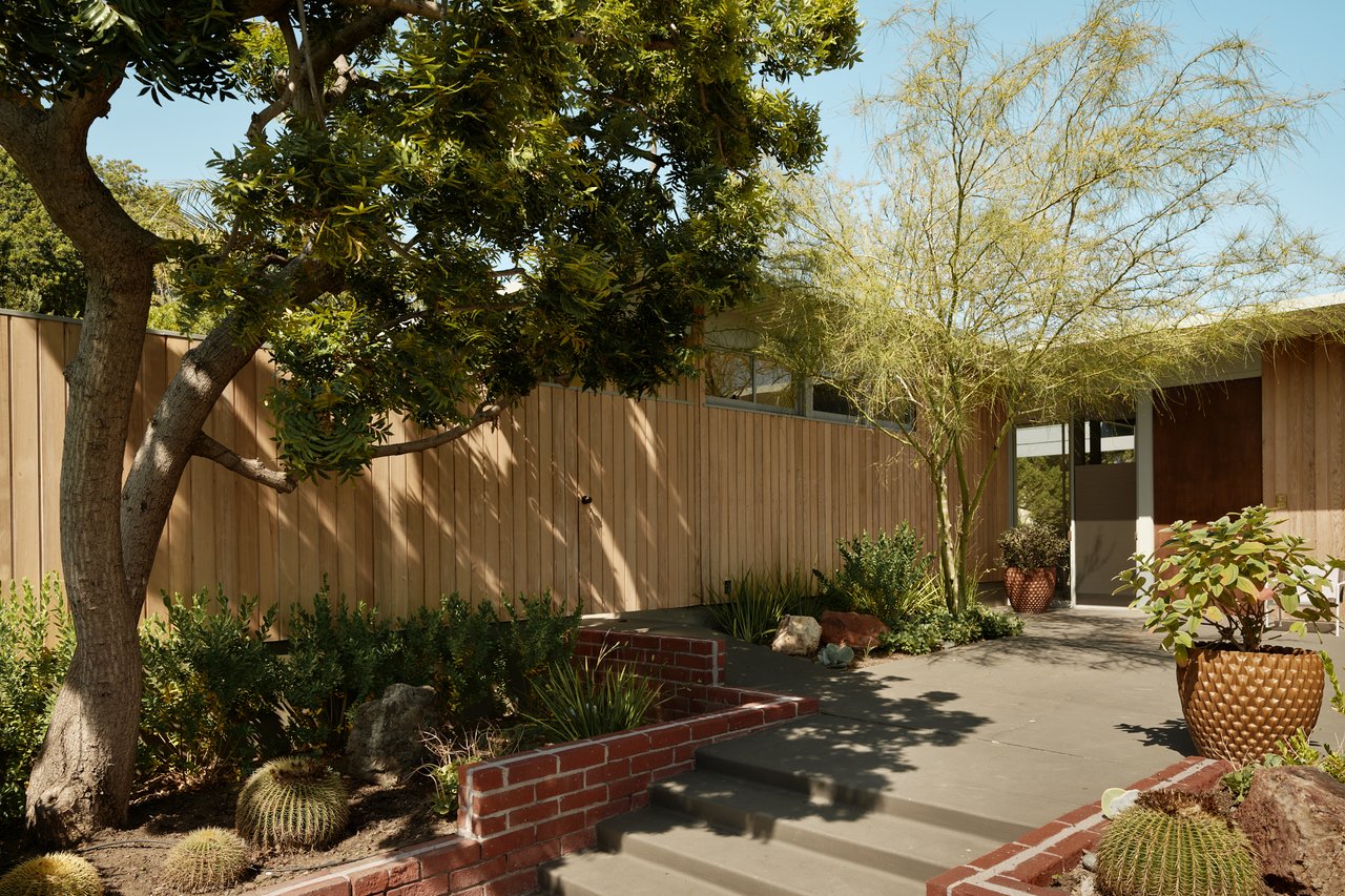1035 Summit Dr, Beverly Hills 