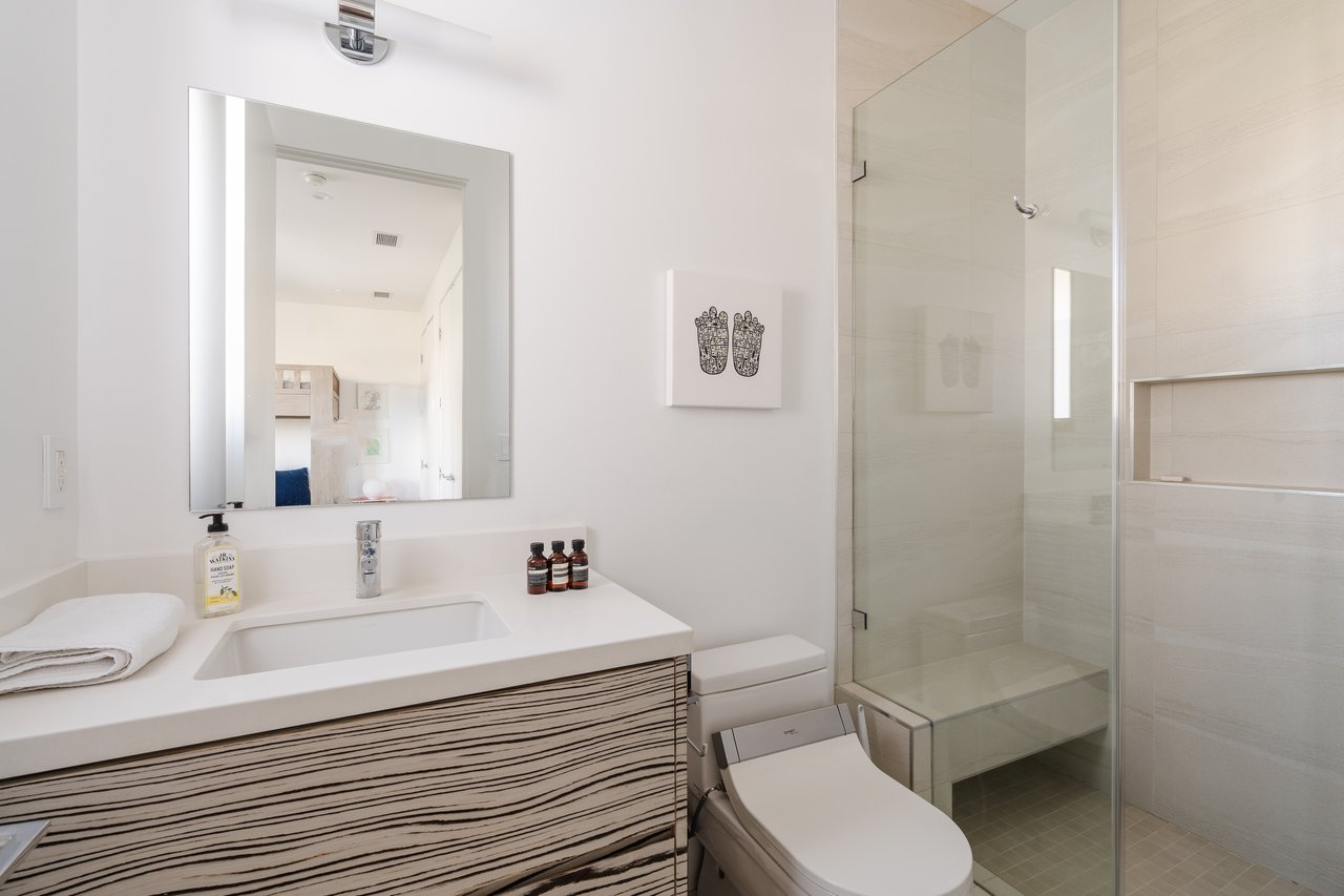 536 N Arden Blvd, Larchmont