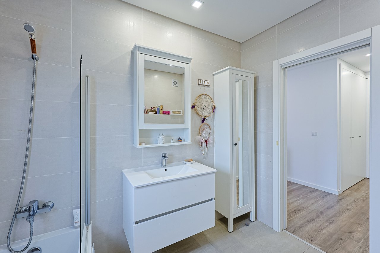 Modern 2-Bed, 2-Bath Apartment in Central Marinha Grande – Near Nazaré