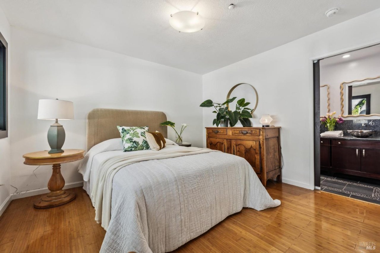 104 4th St