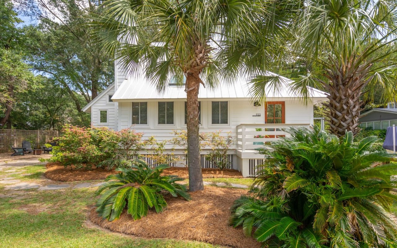 Charming Mount Pleasant Cottage – 933 McCants Drive