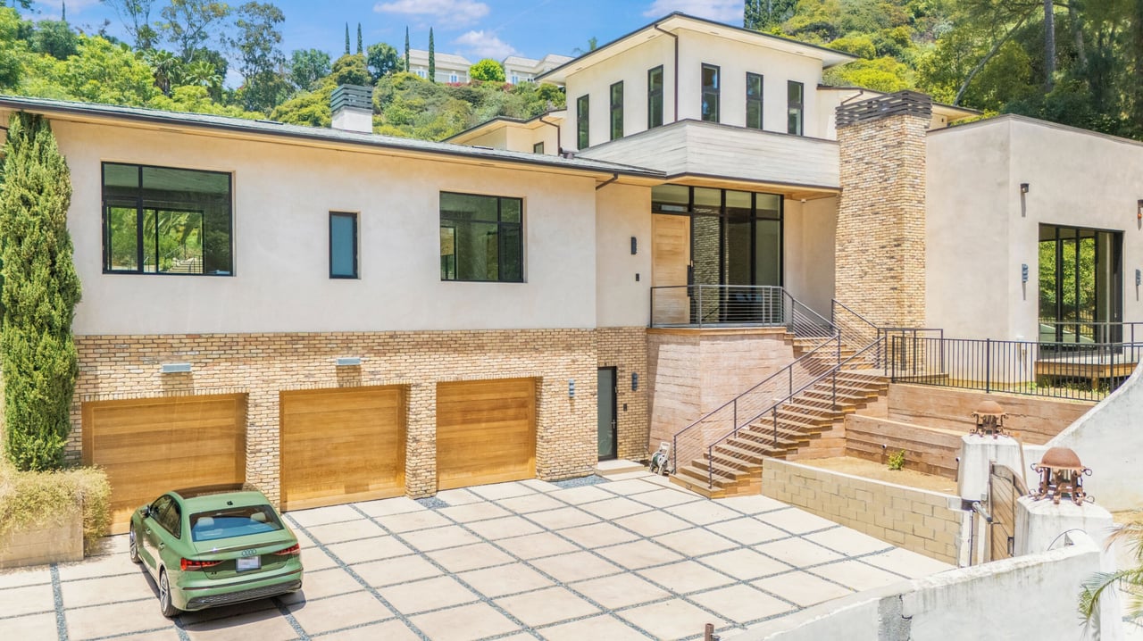 Bowmont Dr, 90210