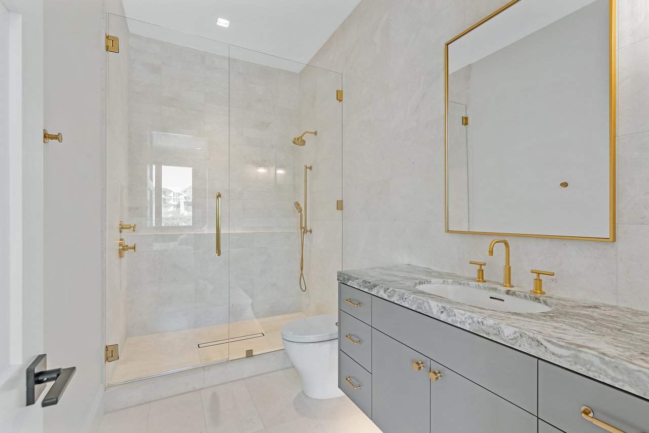 6230 E HILLCREST Boulevard