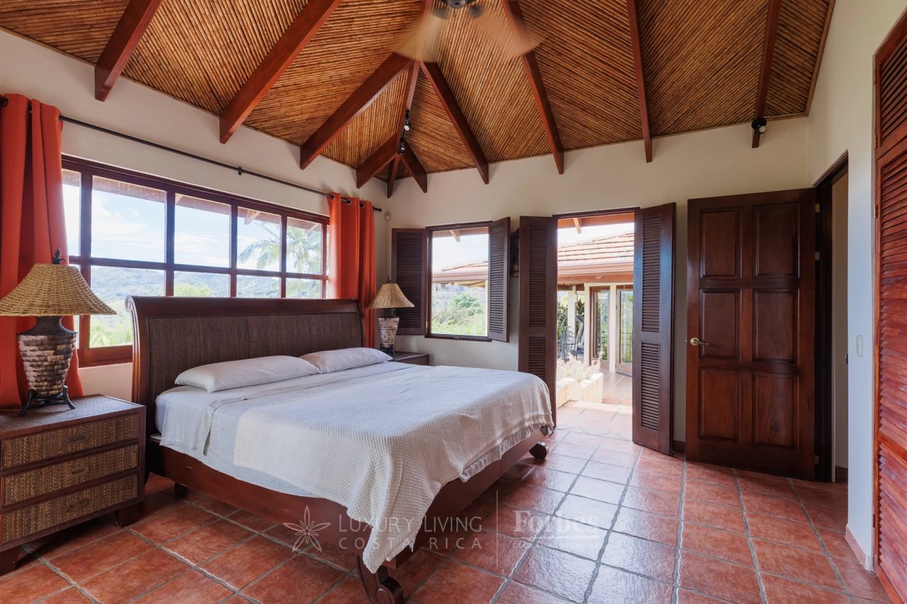 20875 - Villa Plumeria: Atenas, 3.8 Ha with Pool, Coffee Plantation & Views