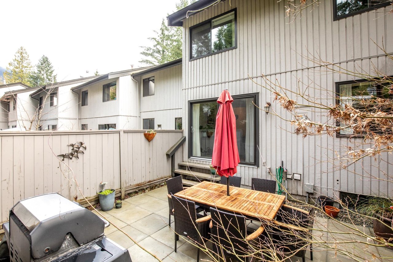 2060 Deep Cove Cres