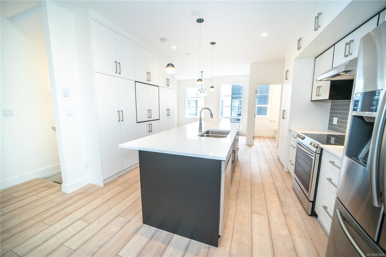3-1052 Tillicum Rd, Saanich