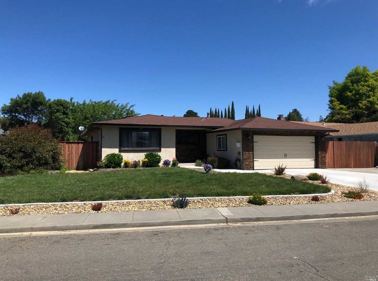 390 Gardenia Cir
