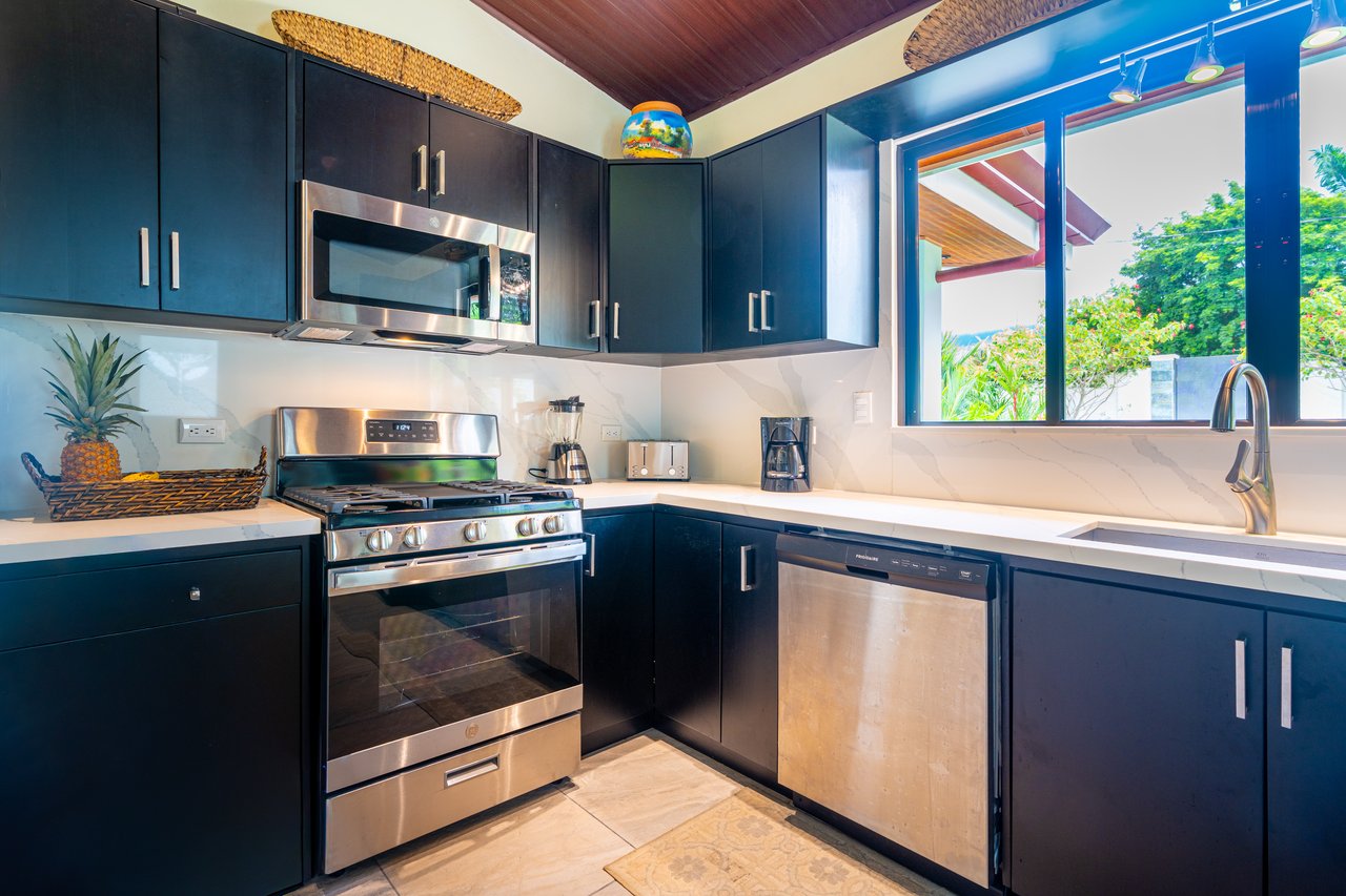 Villa Esmeralda - Big Pool. Big Lot. Big Lifestyle. Central Uvita, Walk to Everything!