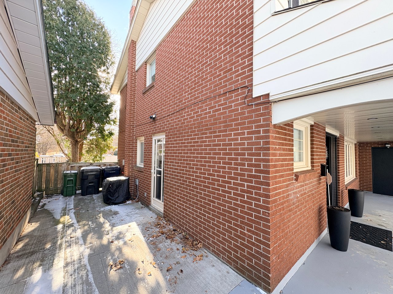 8 Ravencliff Crescent