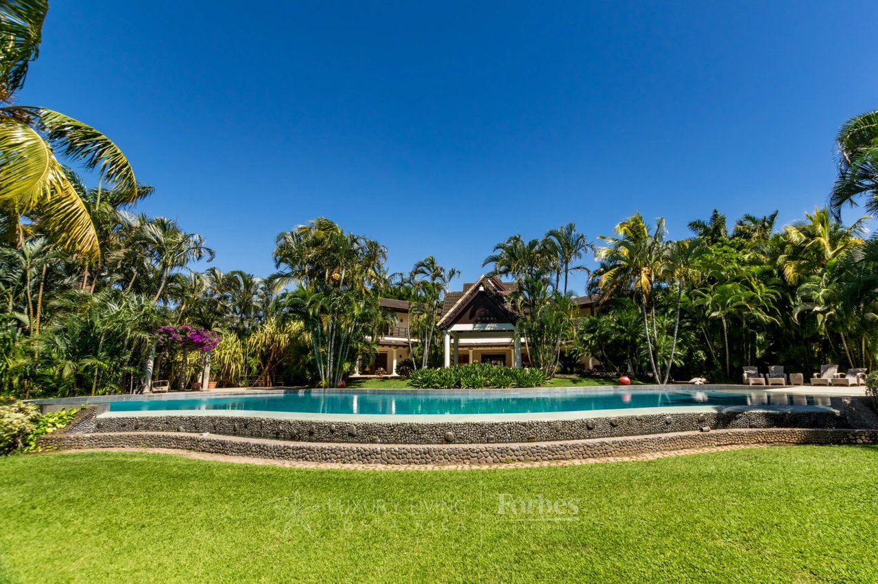 20440 - Balinese tropical style mansion on nice farm in La Garita