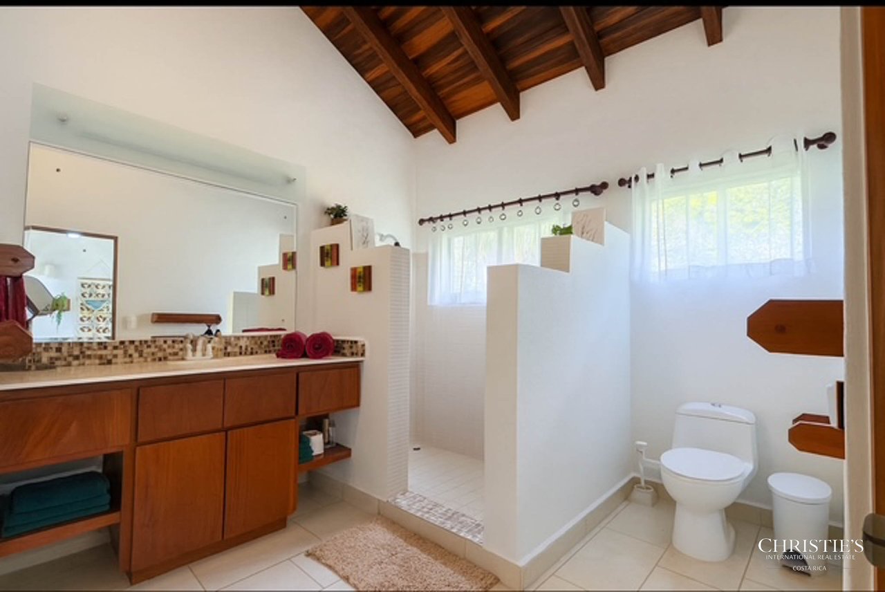 Tambor Cottage on the Pond