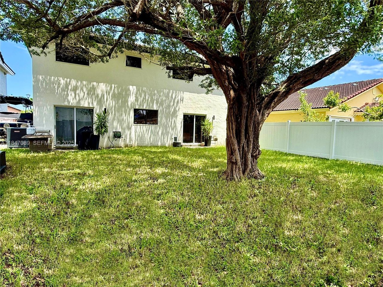 miami-home-closed-yard