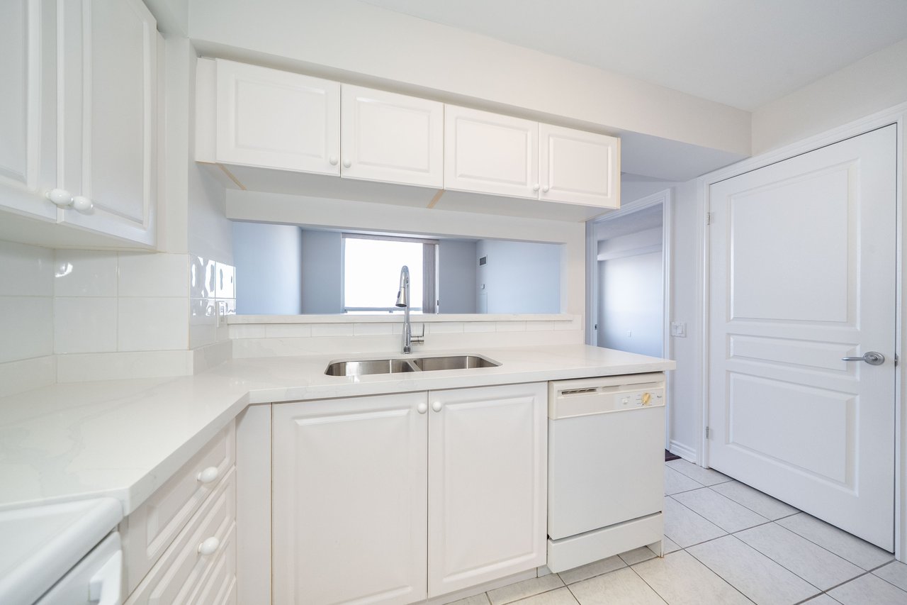 9015 Leslie Street, 807