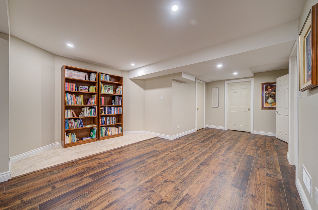 1296 Mapleridge Cres