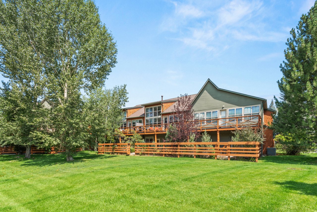 Warm & Inviting Willits Townhome