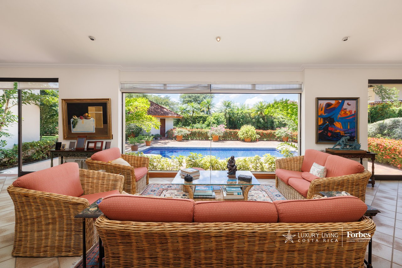 21575 - One level home with almost 3,000sqm of land in Bosques de Lindora