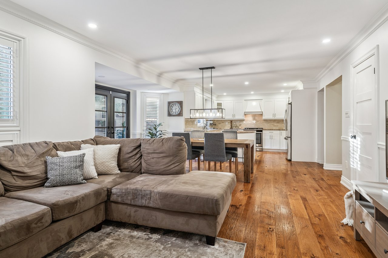Impressive Home on Ravine Lot in Glen Abbey