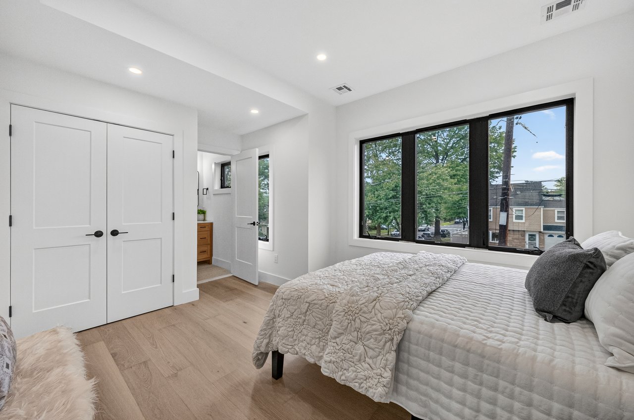 887 Linden Ave, Ridgefield, NJ 07657