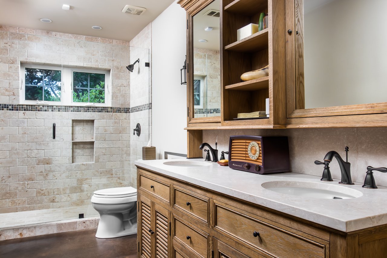 Cabin 2 Bathroom with walk-in shower