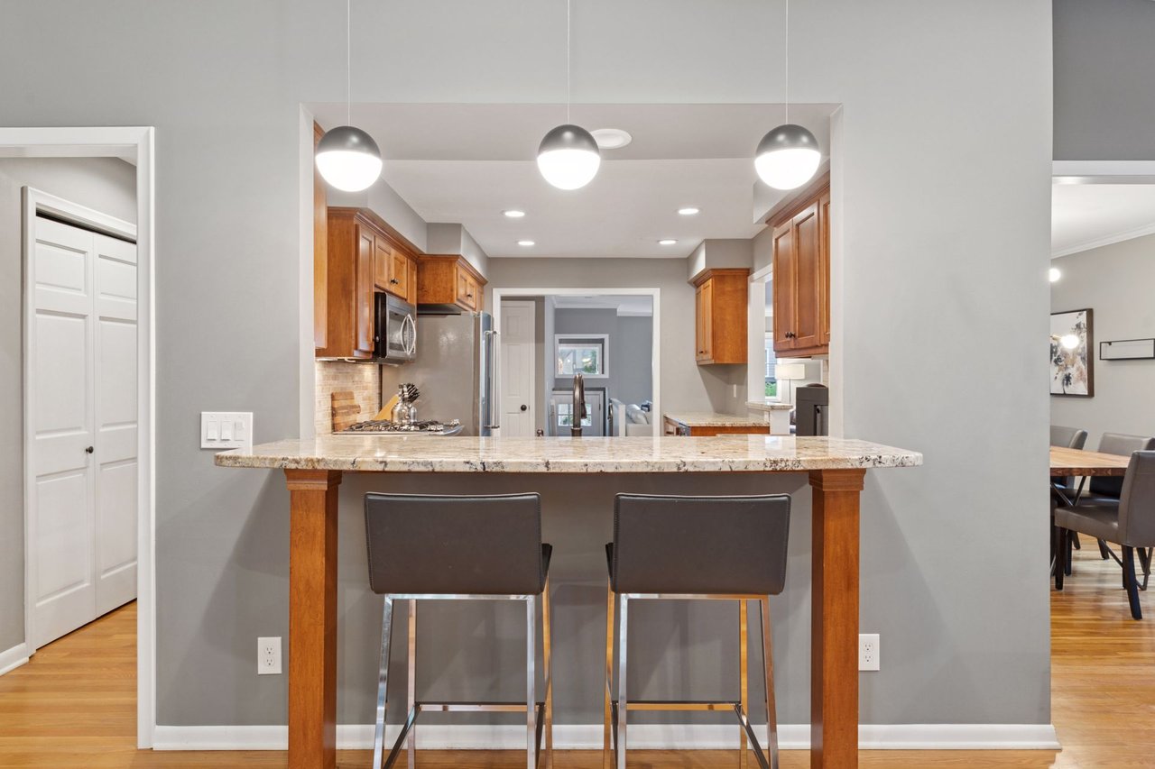 *PENDING* 4516 Vandervork Ave, Edina
