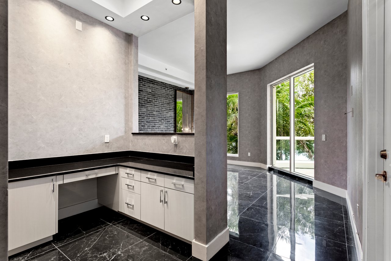 6000 Island Blvd # 203