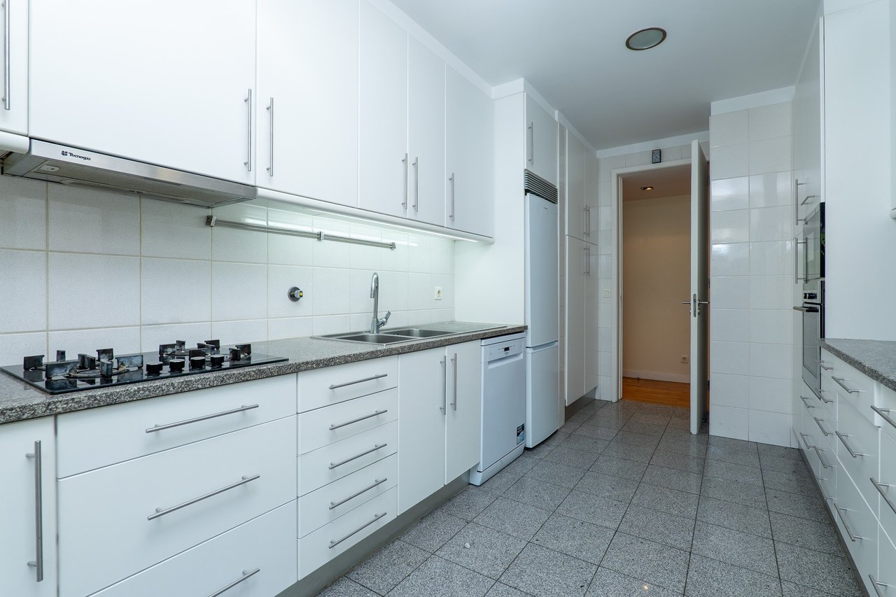 Spacious and Bright 4-Bedroom Apartment for Rent Near Colégio do Rosário