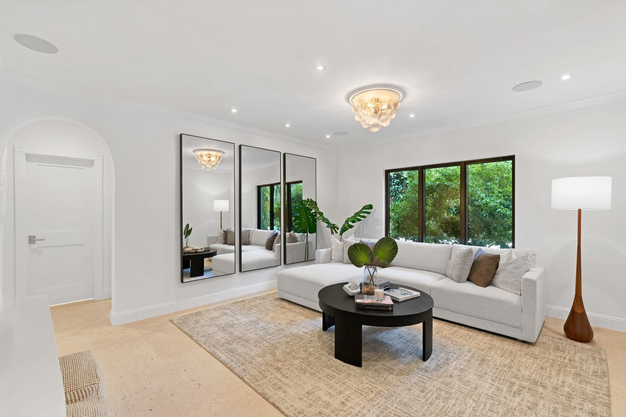 3700 Hibiscus Street "Casa Mamey"