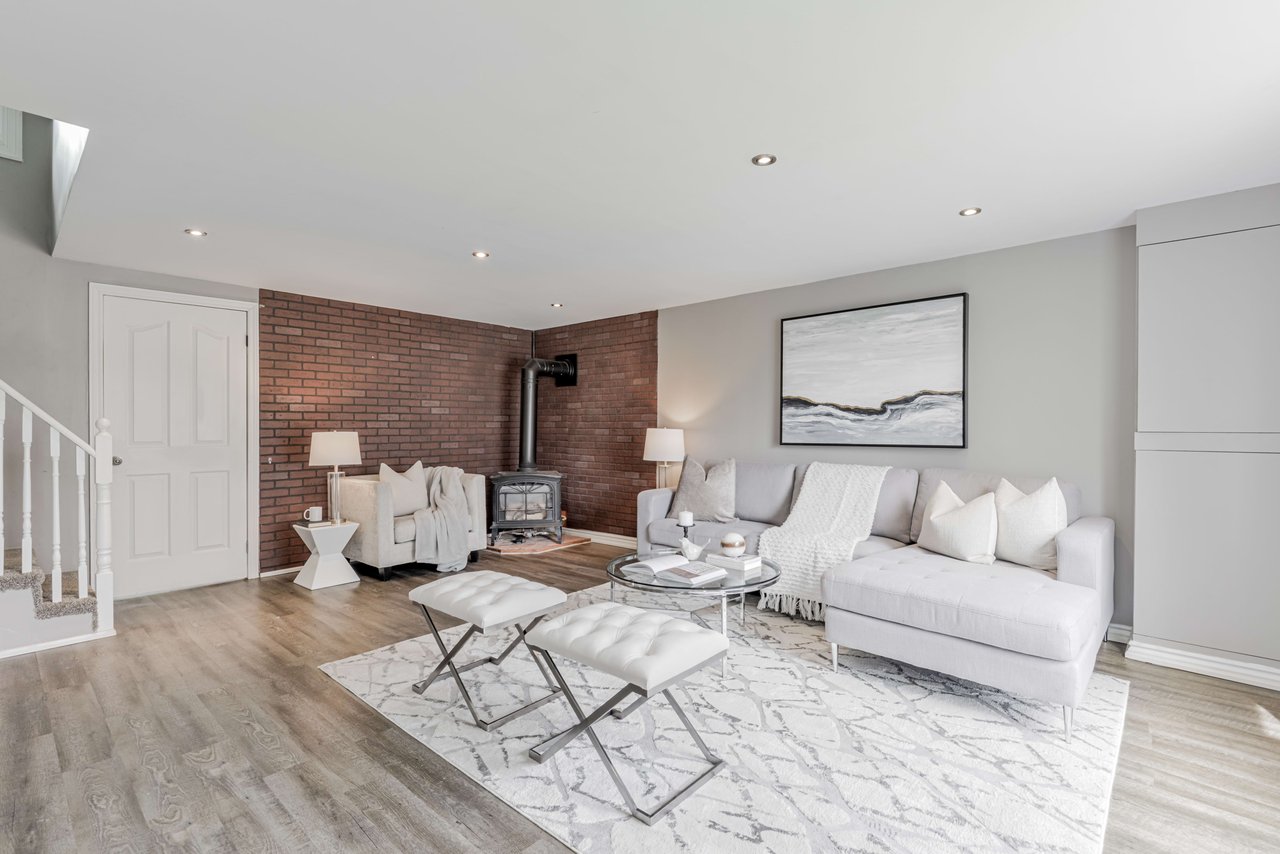 COLONIAL-STYLE HOME OFF LAKE SIMCOE