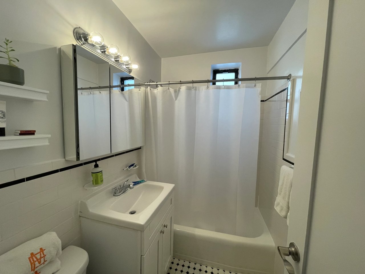 27 E 13th St #7L