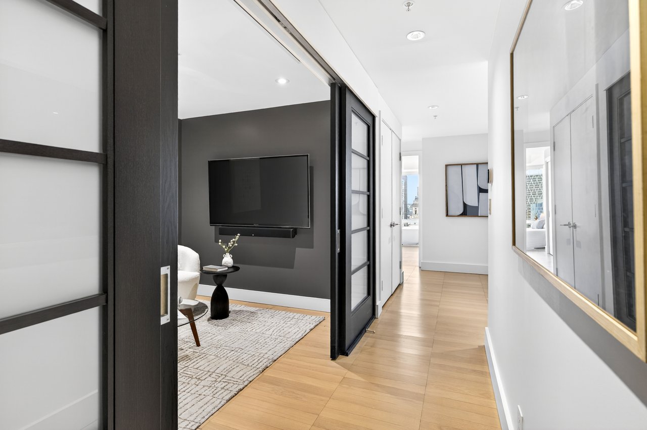 Suite 2806- 180 University Avenue