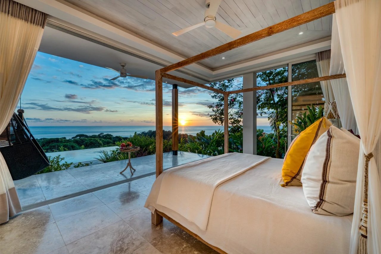 Contemporary Coastal Infinity Villa, Dominical, Puntarenas