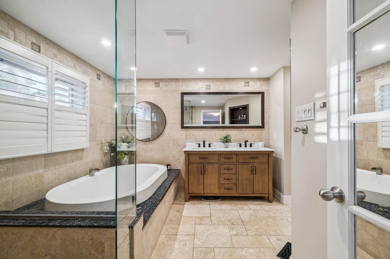 Impressive Home on Ravine Lot in Glen Abbey