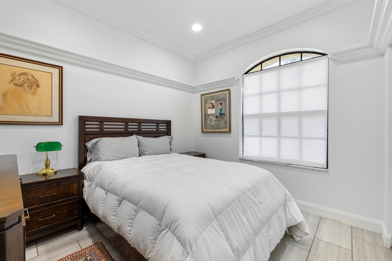10056 Lexington Cir N