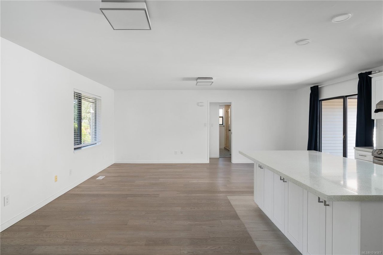 4101 Scoones Pl, Saanich