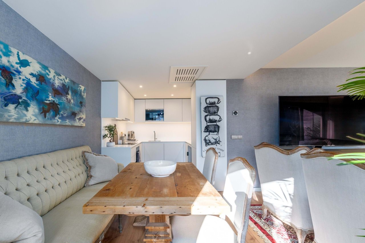 Modern Two-Bedroom Duplex Apartment in Porto