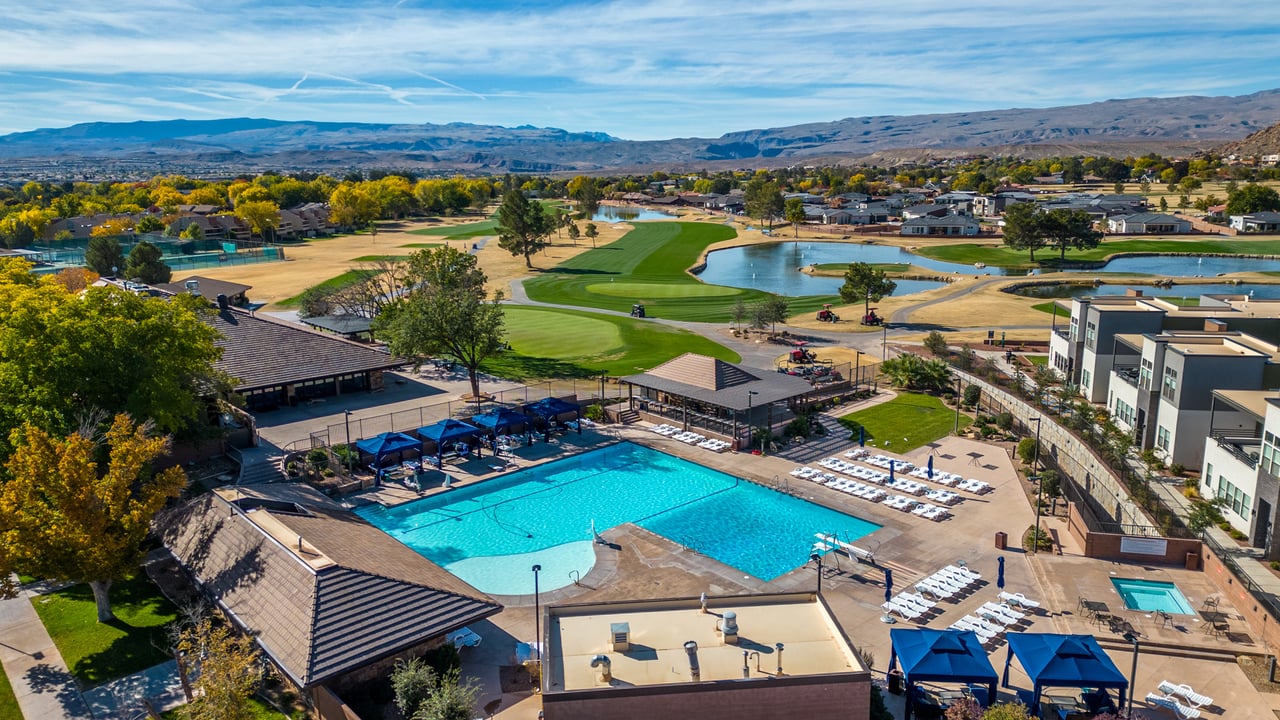 COUNTRY CLUB GOLF COURSE RETREAT