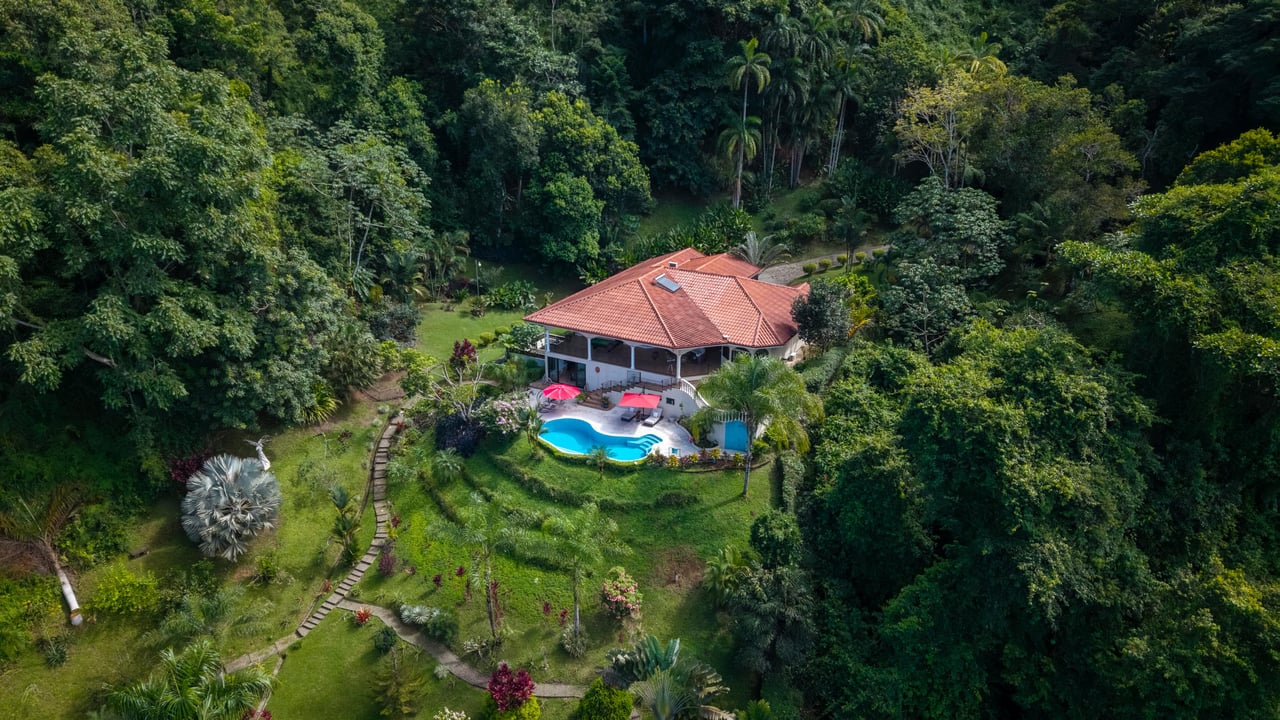 CASA ORQUIDEA – LUXURY HOME WITH OCEAN VIEWS IN GATED COMMUNITY