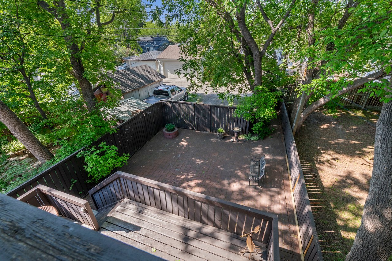 230 19 Avenue NW