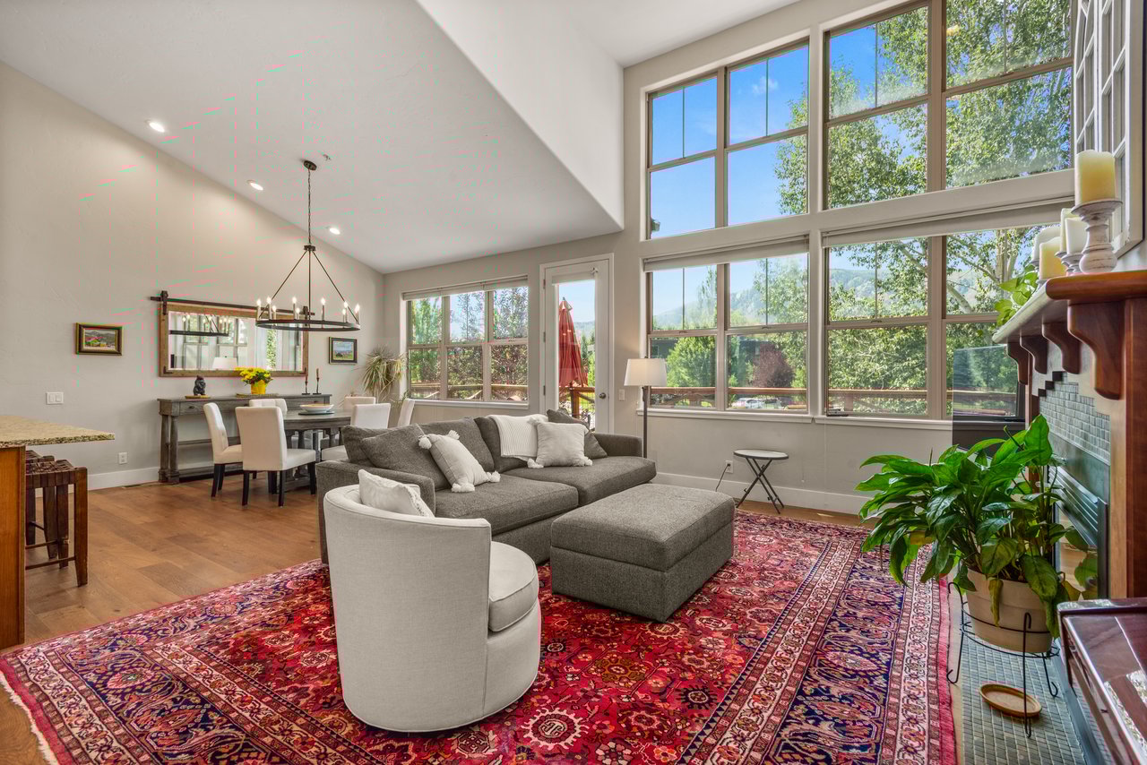 Warm & Inviting Willits Townhome