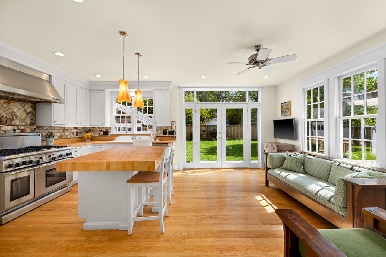 22 W OAK STREET