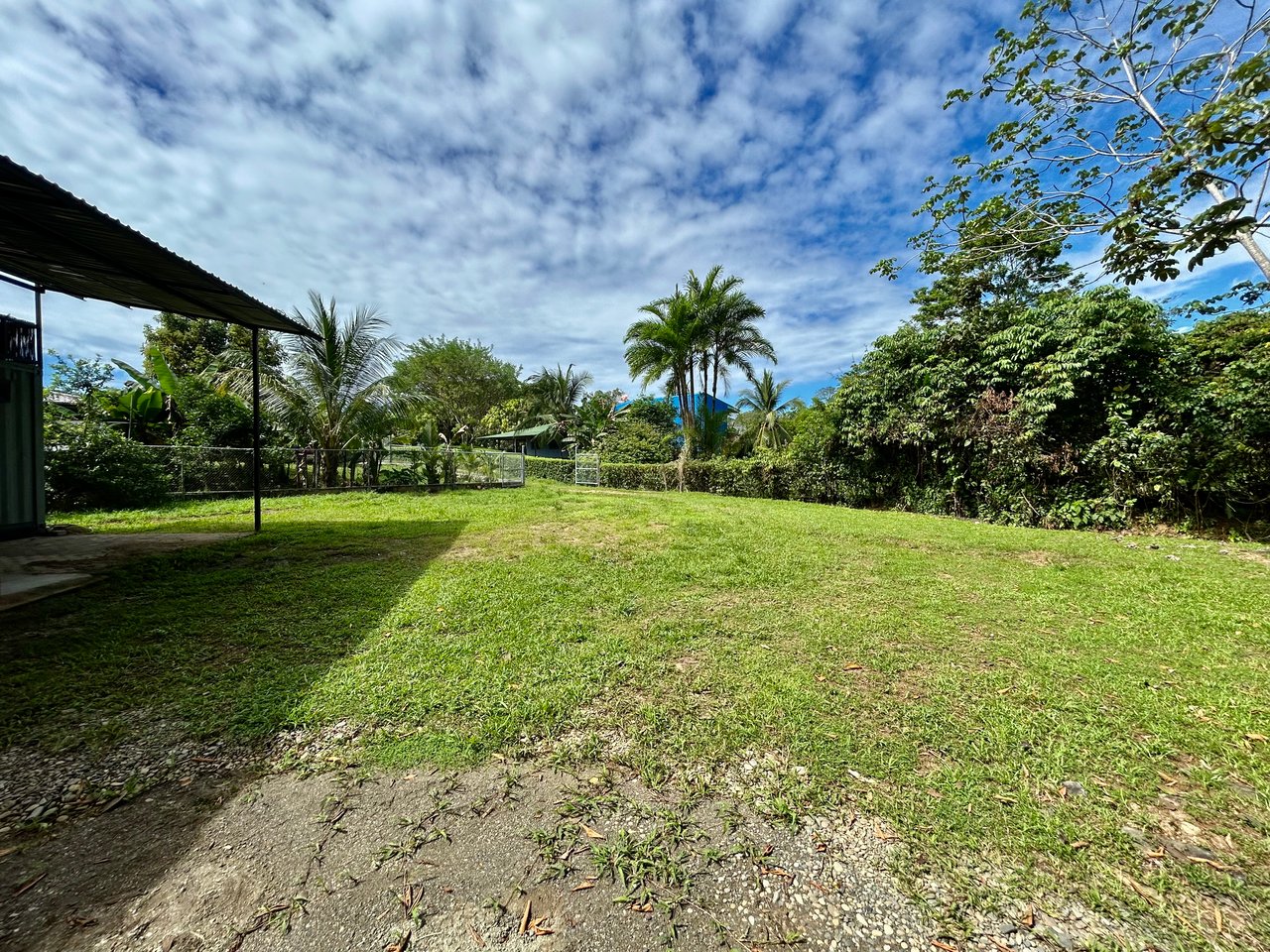 Hatillo Breeze, 2 Bedroom Home on 1,311m2 of usable land and year round creek!