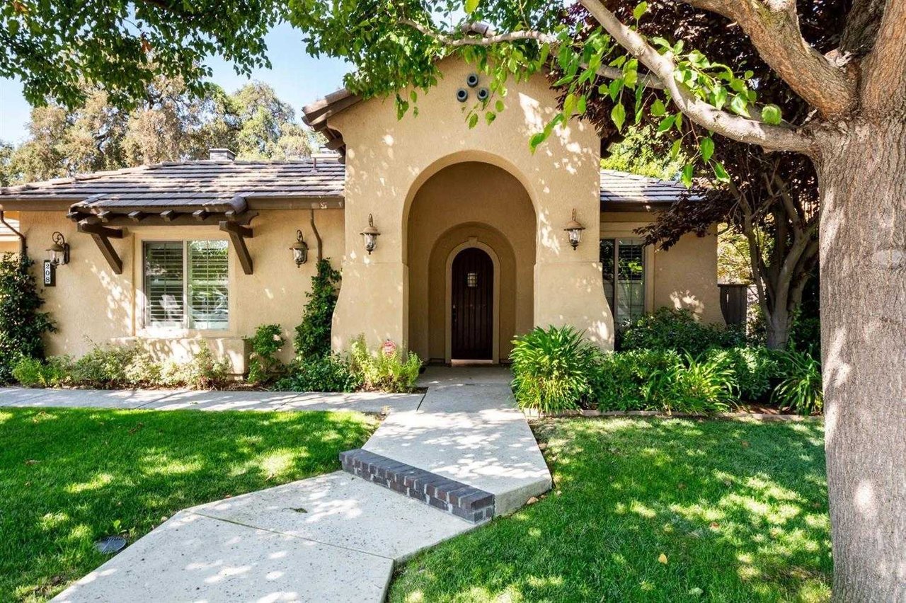 208 Royal Oaks Drive