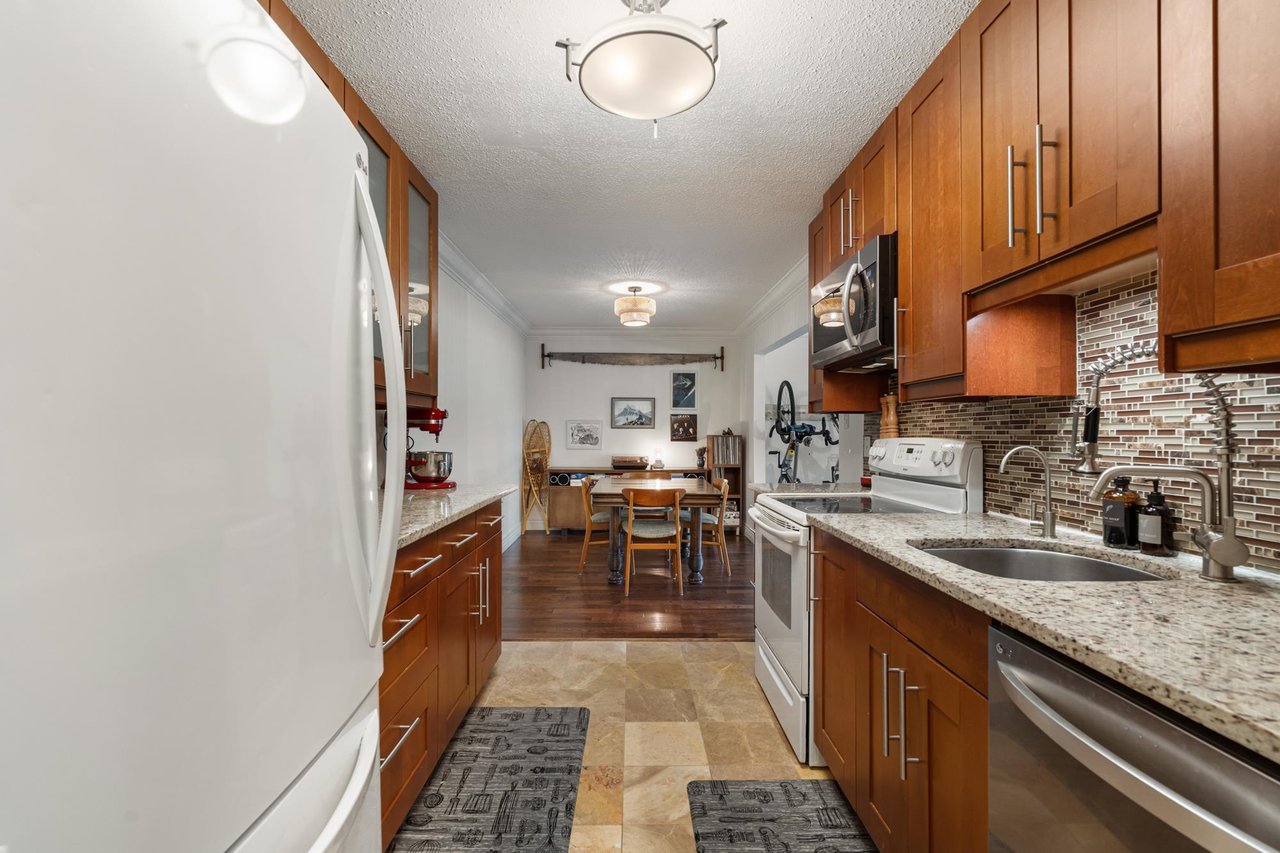 208-150 E 5th St