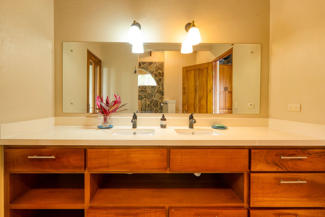 OCEAN AND MOUNTAIN VIEW 3 BEDROOM HOME WITH POOL IN LAGUNAS