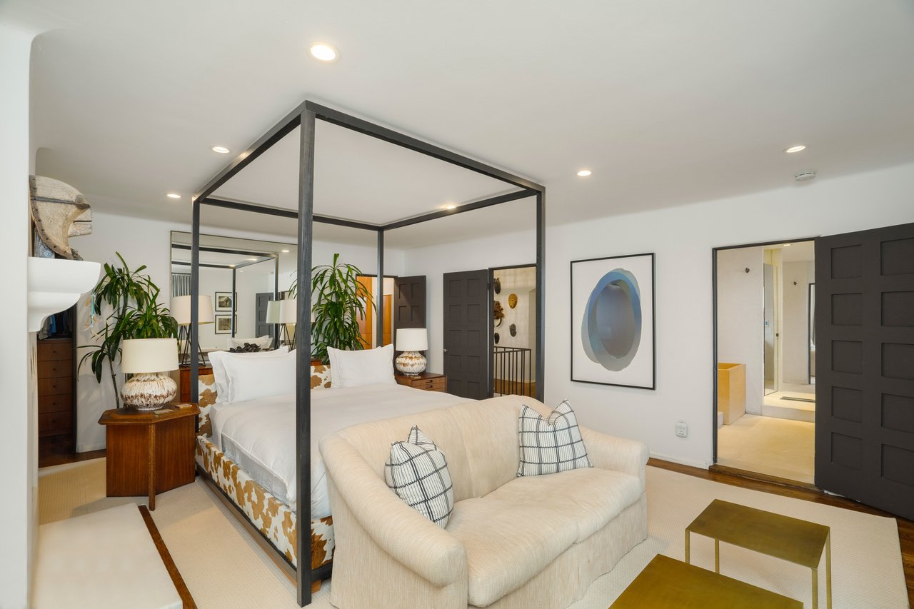 7939 Hillside Ave, Hollywood Hills