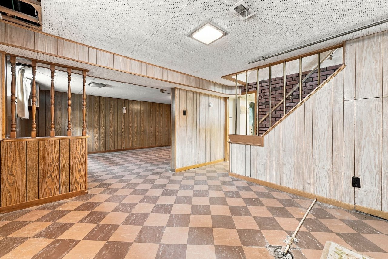 989 Pelham Ave