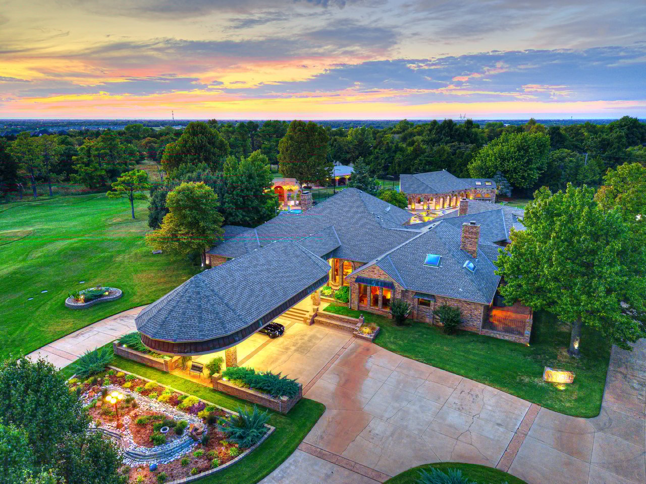 Private 18-Hole Golf Course Estate with Pickleball Court – A Once-in-a-Lifetime Opportunity in Edmond, Oklahoma - Wyatt Poindexter - The Agency OKC 