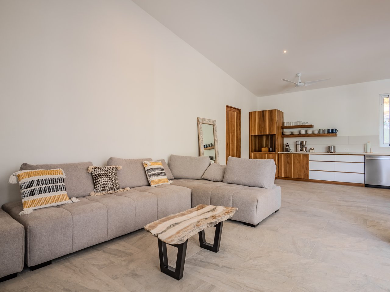An Exclusive, Sunny Ridge-Top 4-Bed Designer House With Unforgettable Mountain & Jungle Views